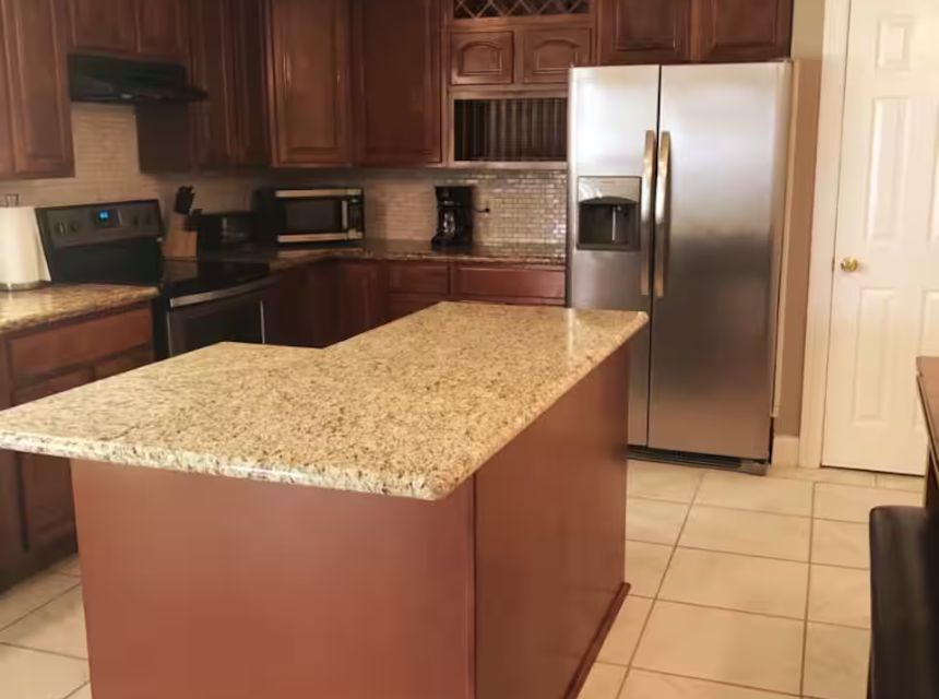 Stylish & Comfy+5 Star Location Royal Beds & Pkg